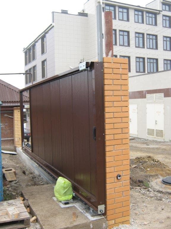 Производим установку откатных ворот в Лабинске, беремся за проекты любой сложности. Опыт работы наших сотрудников - более 12 лет. Цены Вас приятно удивят.