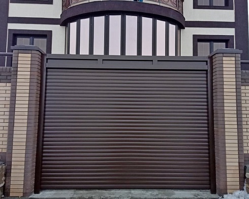 Роллетные ворота Алютех серии Prestige со сплошным алюминиевым профилем роликовой прокатки AG/77 с доставкой в Лабинске 